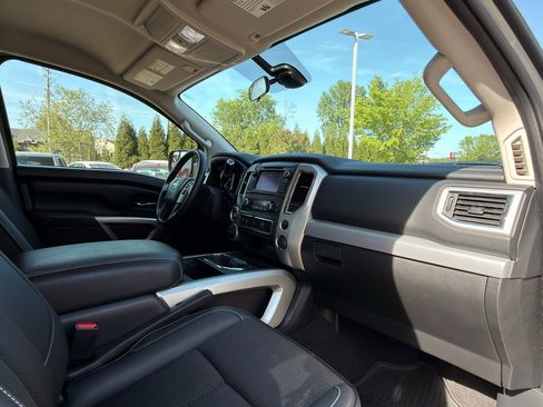 Used 2019 Nissan Titan PRO-4X image 16