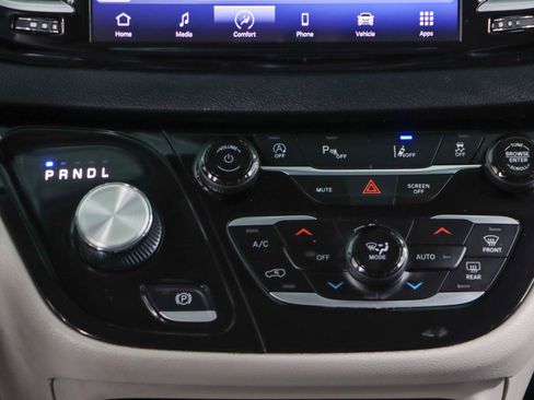 Used 2023 Chrysler Pacifica Touring-L image 20