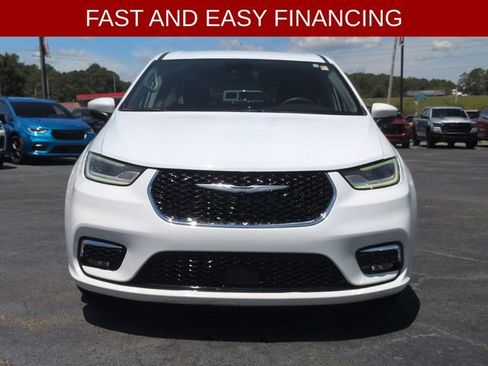 Used 2023 Chrysler Pacifica Touring-L FWD image 7