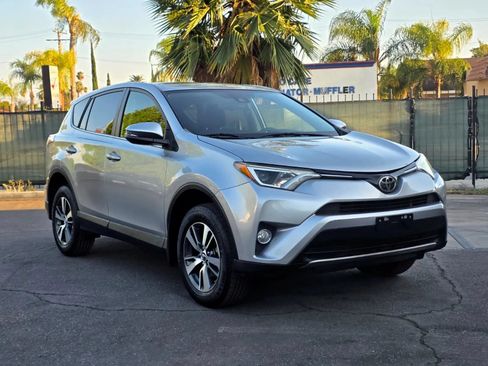 Used 2018 Toyota RAV4 XLE w/ Carpet Mat Package FWD image 2