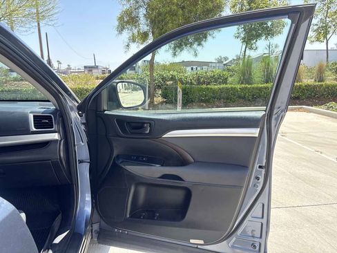 Used 2018 Toyota Highlander LE FWD image 18