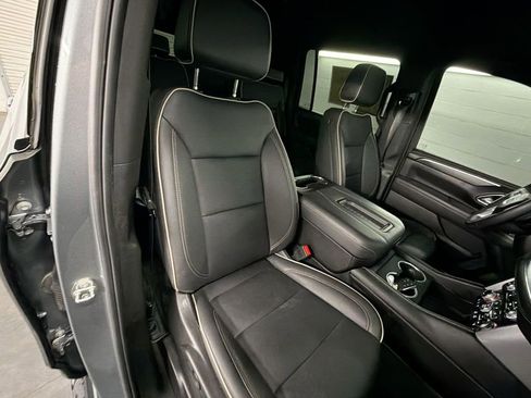 Used 2023 GMC Yukon XL SLT w/ SLT Luxury Package image 28