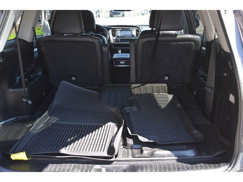 Used 2019 Toyota Highlander XLE AWD/4WD image 25