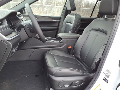 New 2025 Jeep Grand Cherokee Limited w/ Black Appearance Package AWD/4WD image 6