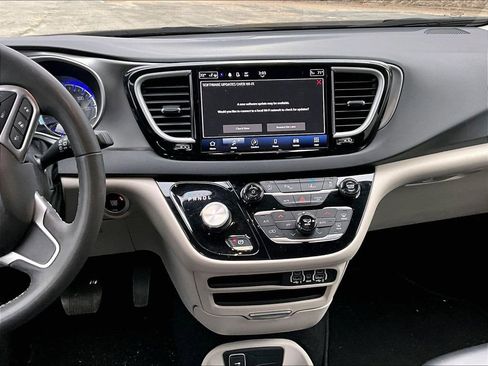 Used 2023 Chrysler Pacifica Touring-L FWD image 19