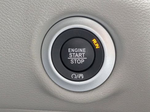 Used 2024 Chrysler Pacifica Touring-L image 31