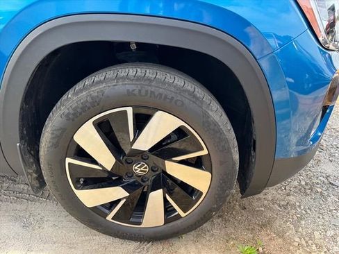 Used 2024 Volkswagen Atlas Cross Sport SE image 2