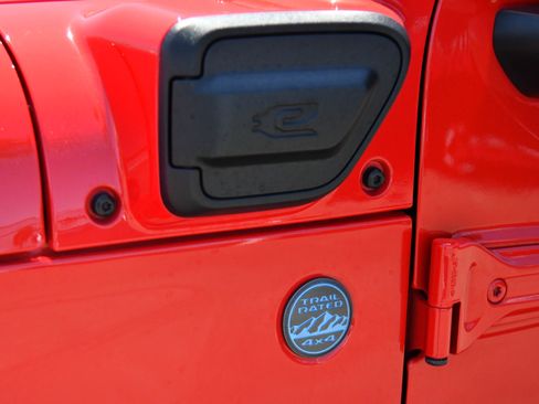 Used 2025 Jeep Wrangler Unlimited Sahara AWD/4WD image 13