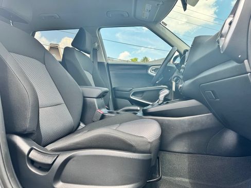 Used 2025 Kia Soul LX w/ LX Technology Package FWD image 10