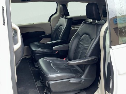 Used 2018 Chrysler Pacifica Touring-L FWD image 43