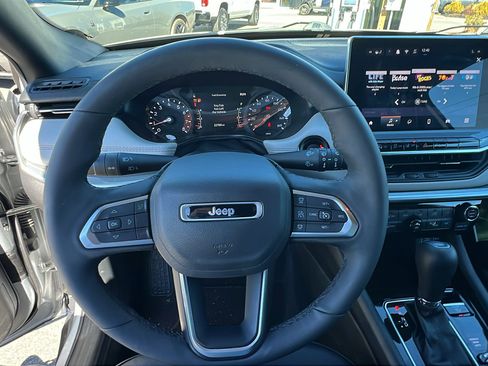 Used 2025 Jeep Compass Limited image 25