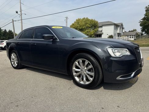 Used 2018 Chrysler 300 Touring image 3