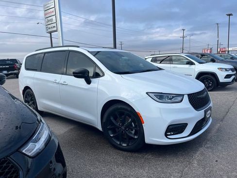 New 2026 Chrysler Pacifica Limited w/ S Appearance Package image 7