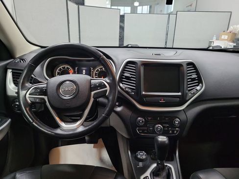 Used 2018 Jeep Cherokee Latitude Plus image 3