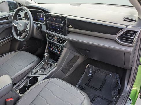 Certified 2025 Volkswagen Taos SE image 14