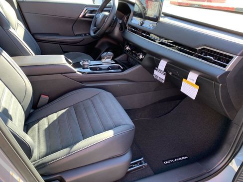 New 2025 Mitsubishi Outlander SE image 19