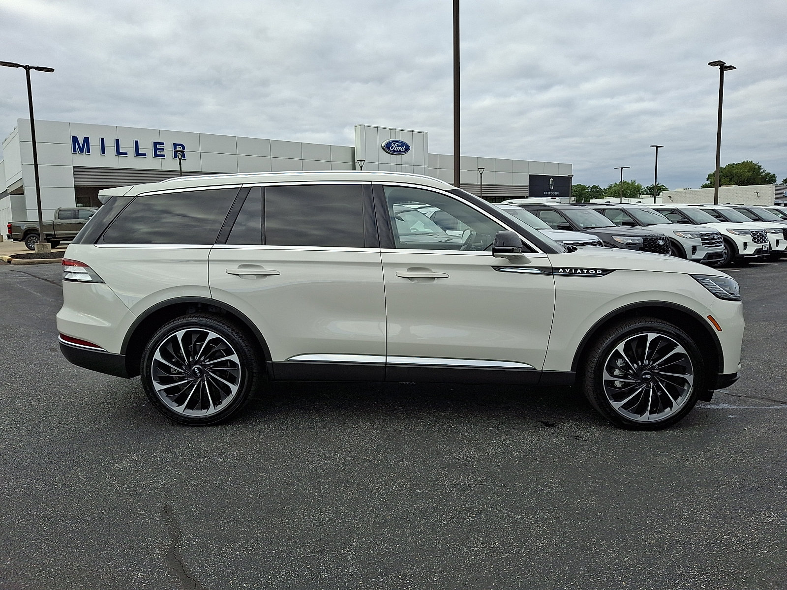 Used 2025 Lincoln Aviator Reserve w/ Equipment Group 201A AWD/4WD image 7