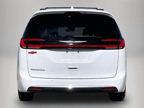 Used 2022 Chrysler Pacifica Touring-L image 6