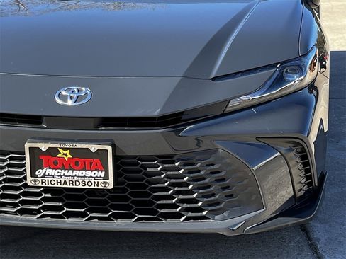 Used 2025 Toyota Camry SE image 8