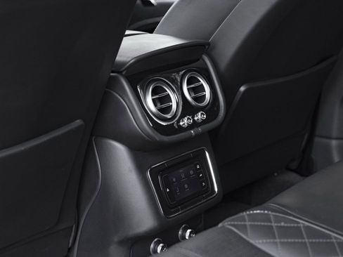 Used 2018 Bentley Bentayga image 51