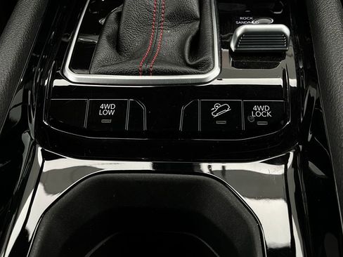 Used 2025 Jeep Compass Trailhawk image 22