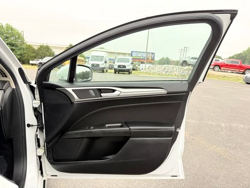 Used 2019 Ford Fusion SE FWD image 18