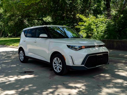 Used 2025 Kia Soul LX FWD image 2