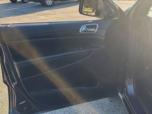 Used 2019 Jeep Grand Cherokee Altitude image 9