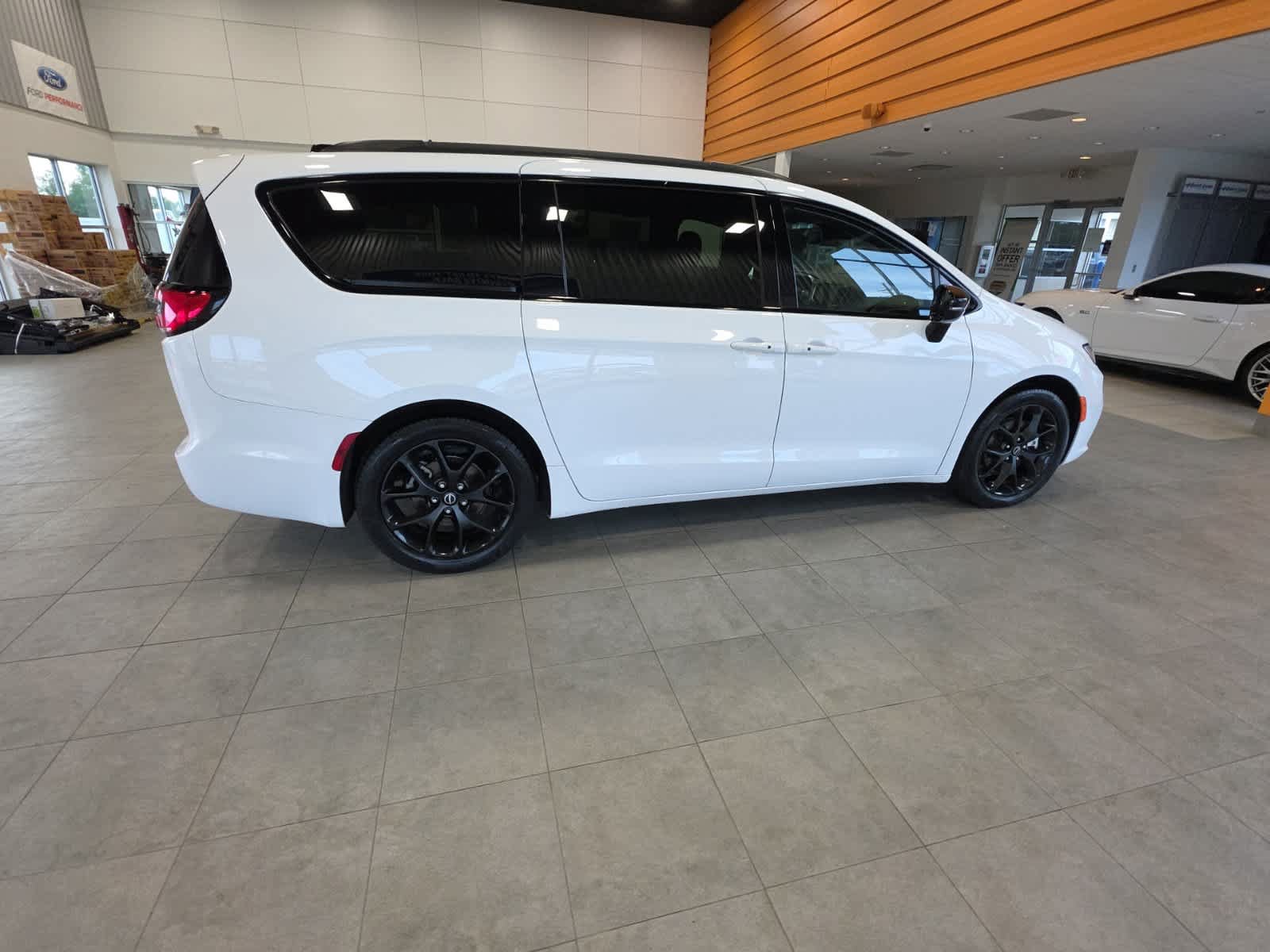 Used 2025 Chrysler Pacifica Limited FWD image 7