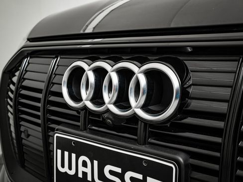 Used 2022 Audi e-tron Premium w/ Convenience Plus Package image 3