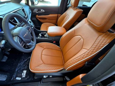 New 2026 Chrysler Pacifica Pinnacle image 23