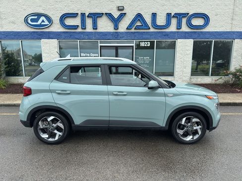 Used 2025 Hyundai Venue SEL FWD image 3