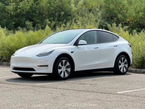 Used 2022 Tesla Model Y Long Range image 7