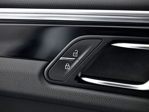 Certified 2025 Porsche Macan AWD/4WD image 19