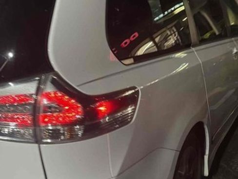 Used 2017 Toyota Sienna SE image 2