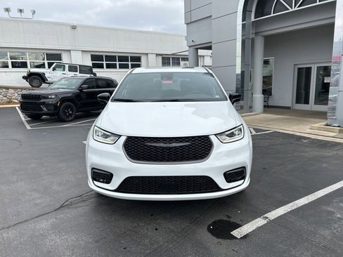 New 2026 Chrysler Pacifica Select AWD/4WD image 7