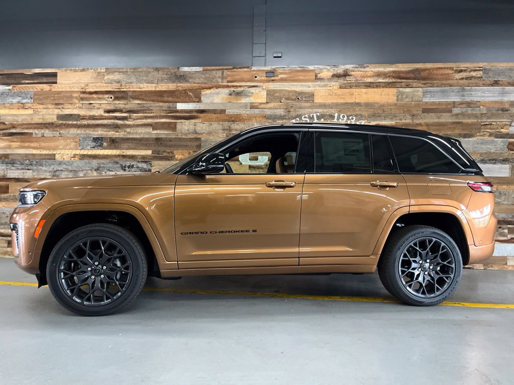 New 2027 Jeep Grand Cherokee Summit w/ Adv Protech Group IV AWD/4WD image 17