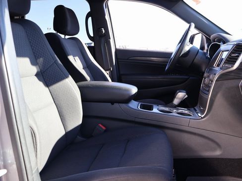 Used 2019 Jeep Grand Cherokee Laredo image 9