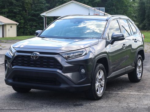 Used 2021 Toyota RAV4 XLE w/ Convenience Package FWD image 4