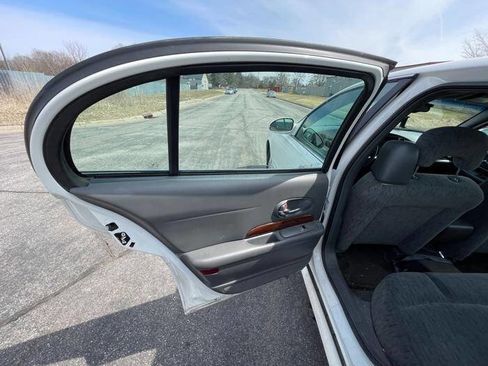 Used 2005 Buick Le Sabre Custom image 25