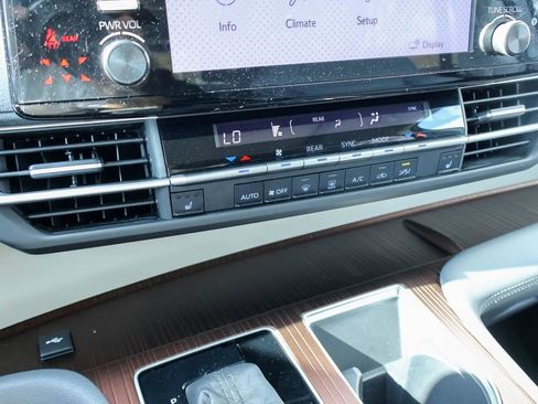 Used 2022 Toyota Sienna XLE image 16