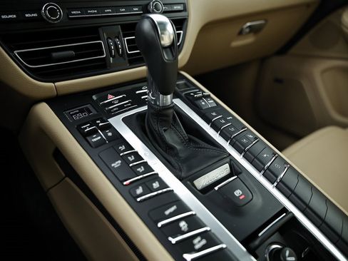 Certified 2021 Porsche Macan image 40