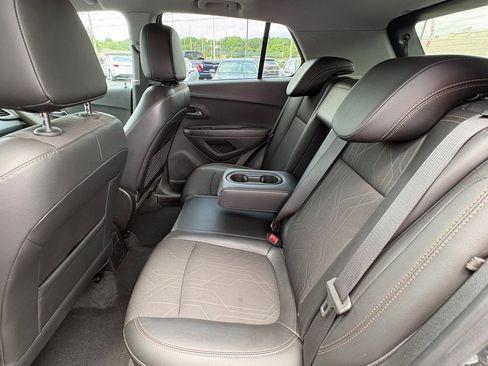 Used 2019 Chevrolet Trax LT w/ Sun & Sound Package FWD image 12