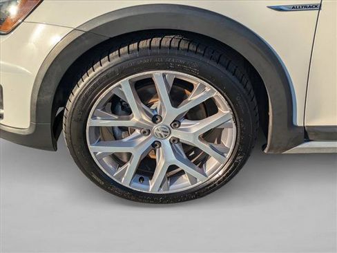 Used 2017 Volkswagen Golf SE image 26