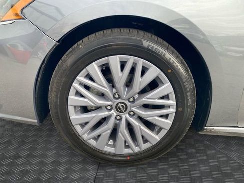 Used 2024 Nissan Altima 2.5 SV FWD image 30