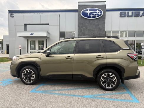 Used 2025 Subaru Forester Premium AWD/4WD image 2