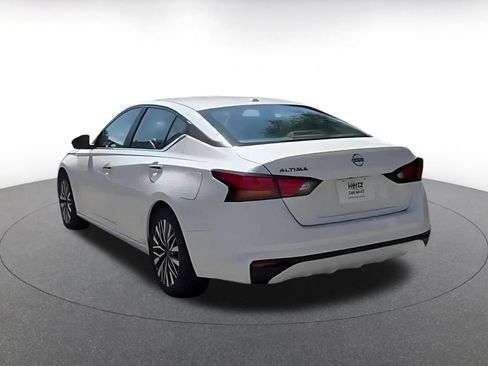 Used 2025 Nissan Altima 2.5 SV FWD image 11
