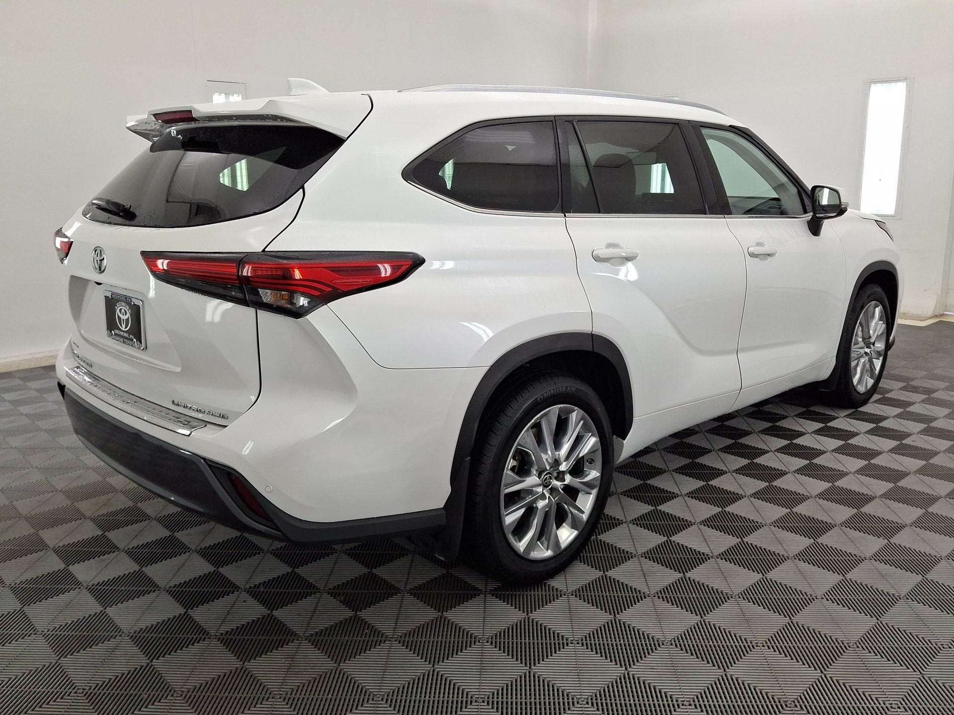 Used 2023 Toyota Highlander Limited AWD/4WD image 25