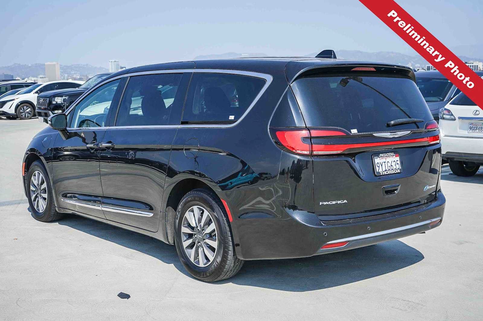 Used 2023 Chrysler Pacifica Limited FWD image 8