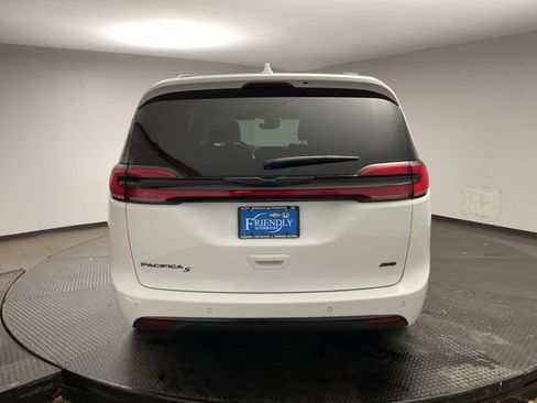Used 2022 Chrysler Pacifica Touring-L w/ Uconnect Theater Family Group image 6